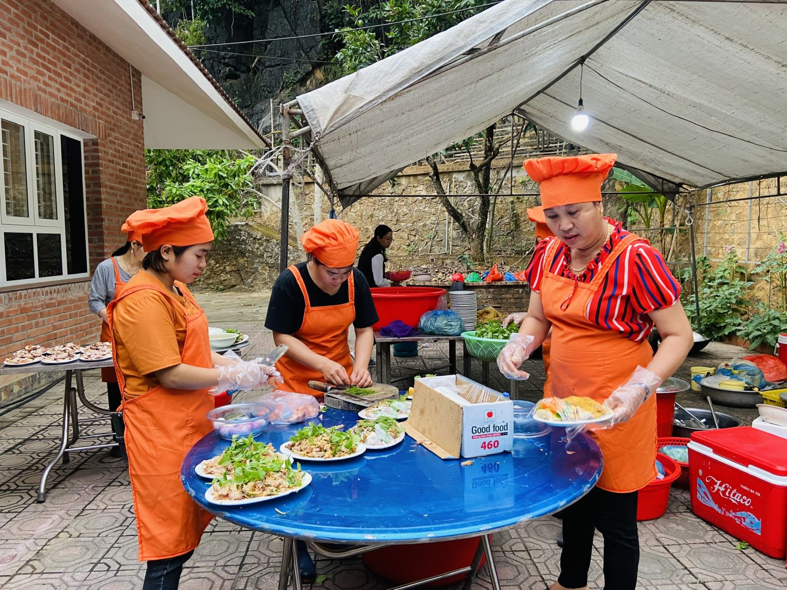 đặt cỗ ở chung cư tsq euroland