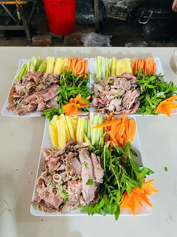 đặt cỗ trung thu ở Mộ Lao