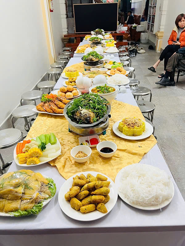 đặt cỗ tất niên ở Giang Biên