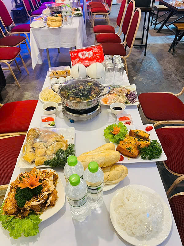 đặt cỗ dê ở Mộ Lao