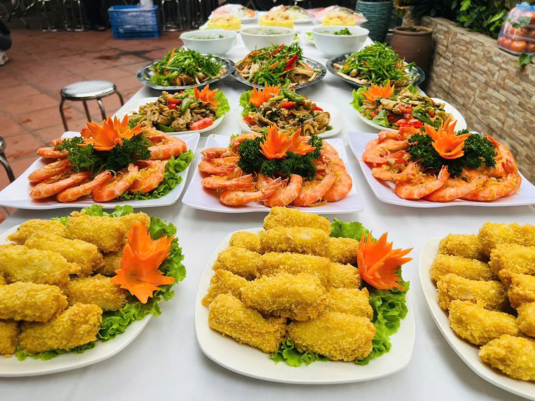đặt cỗ noel ở Mộ Lao