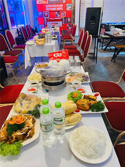 Ảnh đặt cỗ gà đông tảo ở Giang Biên