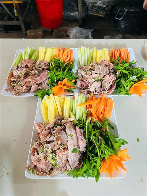 Ảnh đặt cỗ trung thu ở Mộ Lao