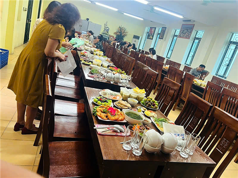 Ảnh đặt cỗ công ty ở Mộ Lao