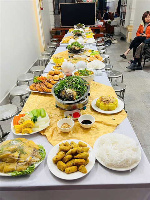Ảnh đặt cỗ tất niên ở Giang Biên