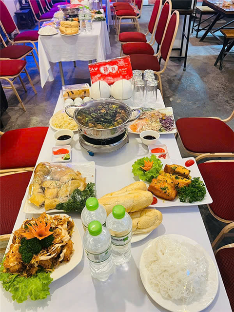 Ảnh đặt cỗ dê ở Mộ Lao
