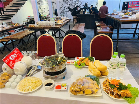 Ảnh đặt cỗ giỗ ở Mộ Lao